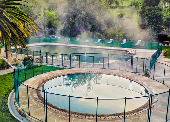 piscina de niños y adultos con vapor