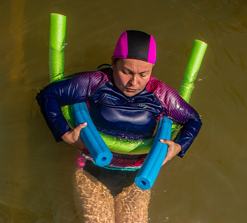 persona conflotadores en las aguas termales