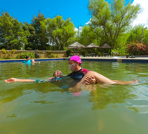 persona relajada en las aguas termales